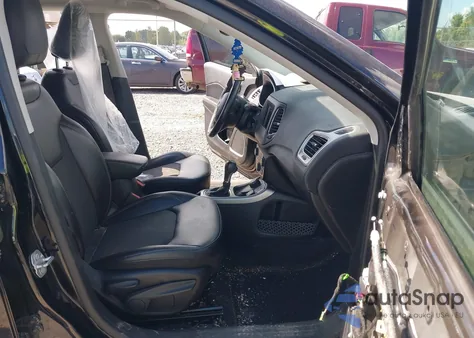 2019 Jeep Compass Latitude 4X4 from USA, damaged, VIN 3C4NJDBB1KT682742